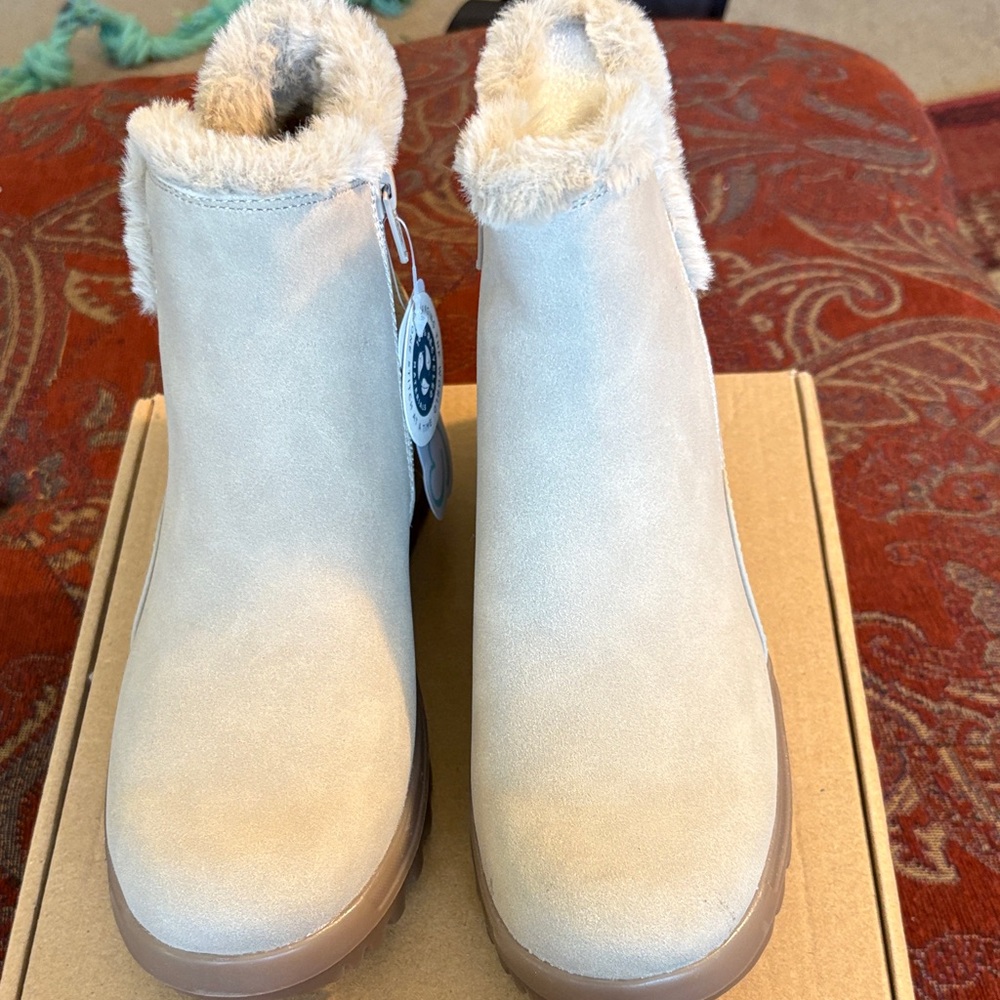 Cozy Cream Winter Boots with Faux Fur
